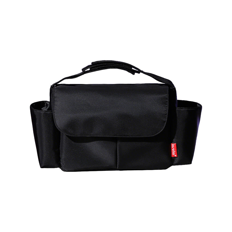 2WAY防水仕様のペットカート用バッグ、ブラック。高品質なナイロン素材感と機能的なポケット配置が魅力。散歩中の利便性とデザイン性を両立し、都会的なお出かけシーンにマッチする、おすすめの犬用アクセサリー。