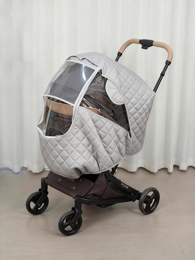 シンプルなグレーのキルティング地を採用したペットカート用カバー。MILOU・ORIONモデルに装着した外装で、落ち着いた色合いが特徴の防寒・防水アクセサリー。