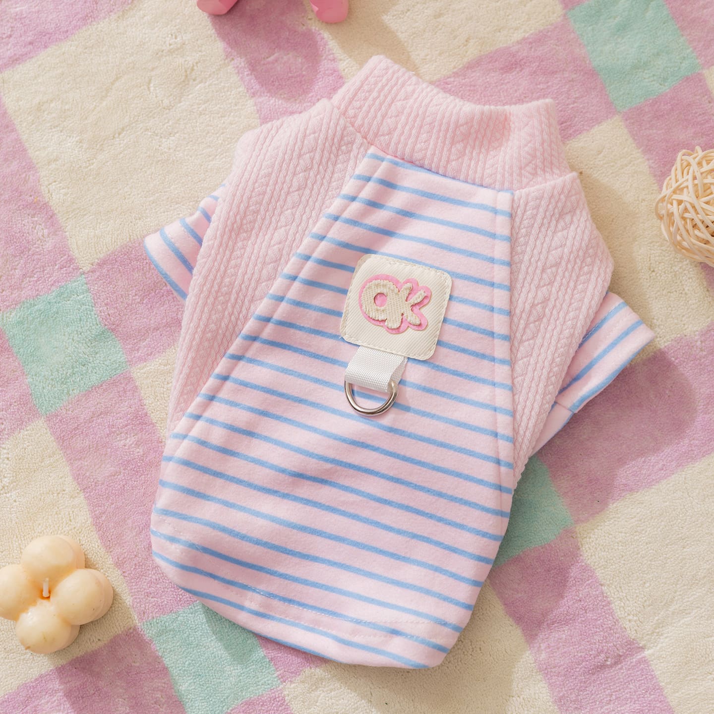 Pettena保温インナーのピンクカラー、可愛らしいボーダーデザインと実用的な機能を兼ね備えた、秋冬用ドッグウェアの全貌。