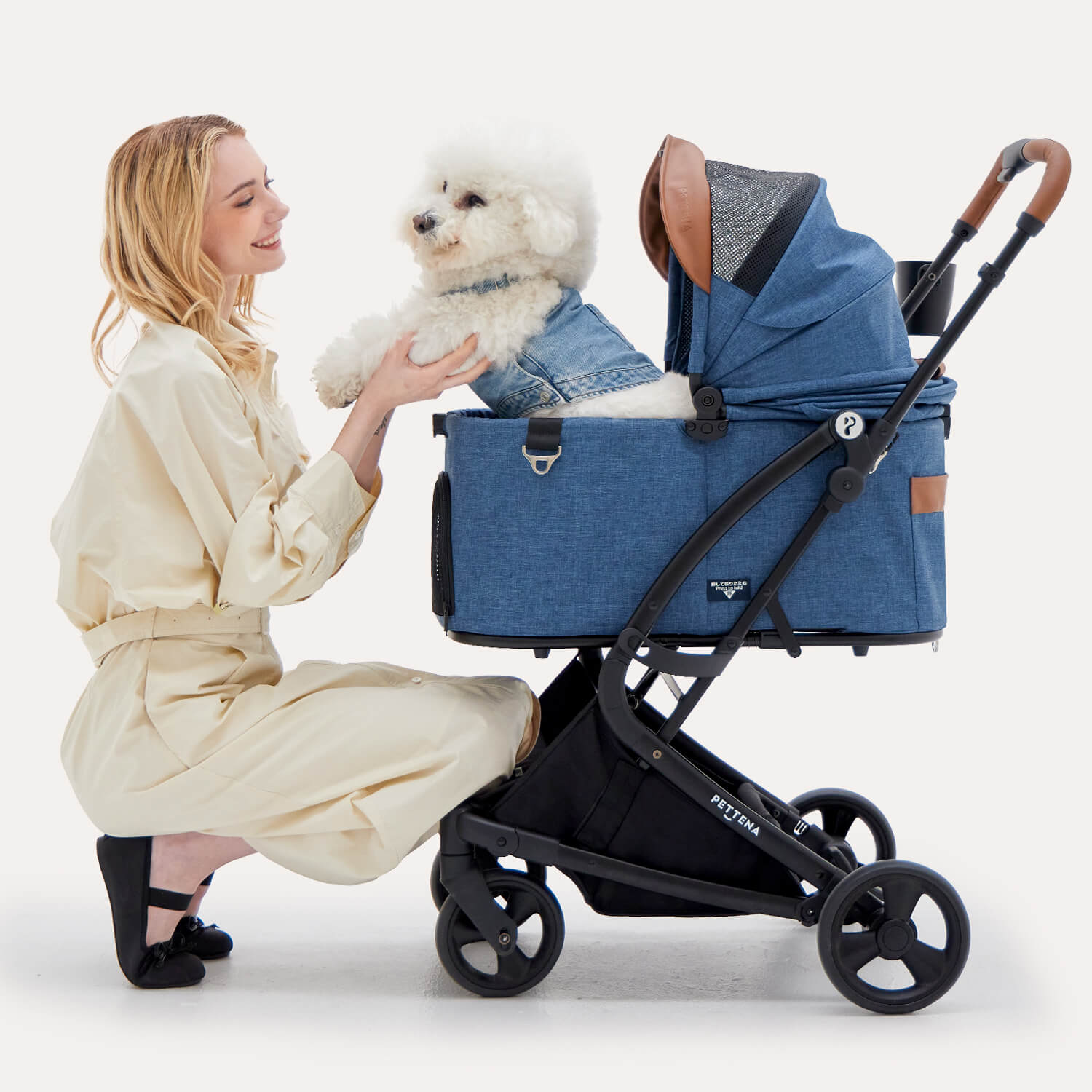 ペットカートに乗っている犬と遊ぶ写真