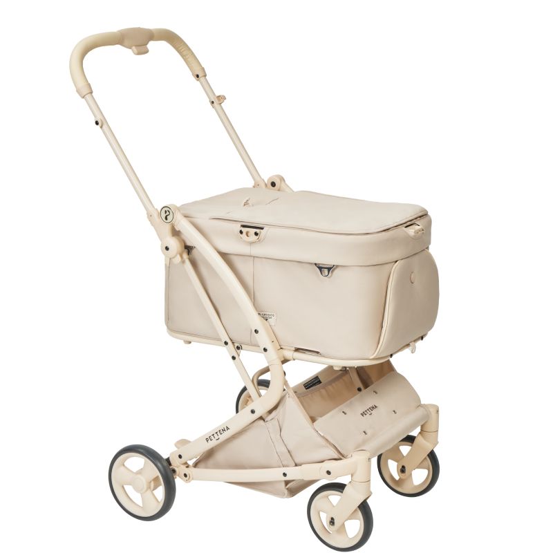 クリームベージュのPETTENA MILOU Small Saizに専用電車カバーをセット。フラットなメッシュ天面が、混雑した車内での省スペースと愛犬の通気性を両立。軽量設計により、階段や段差も一人でスマートに移動できる、電車移動をらくにする。