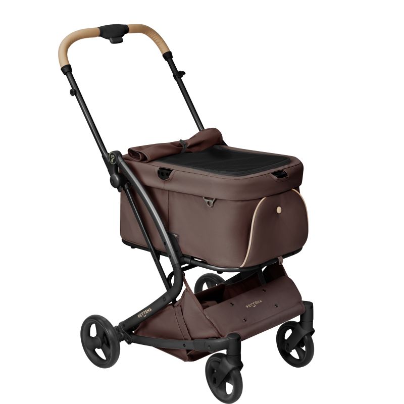 ココアモカのPETTENA MILOUに専用電車カバーを装着し、電車内の顔出しNGルールに対応。スモールサイズで駅の改札もスムーズに通過でき、分離してコット単体でも乗車可能。公共交通機関での移動を楽にする、機能的な最上級モデル。