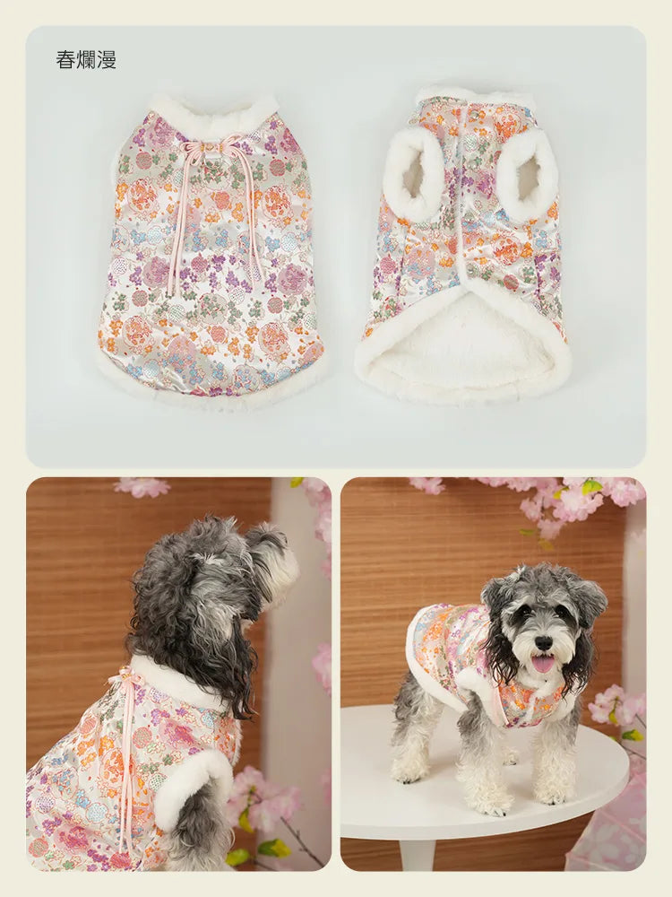 多色の花々が舞う「春爛漫」カラーのぬくもりファーベスト。華やかな和柄と白いファーの組み合わせが美しく、お散歩中の愛犬をパッと明るく引き立てる、春を感じるデザイン。