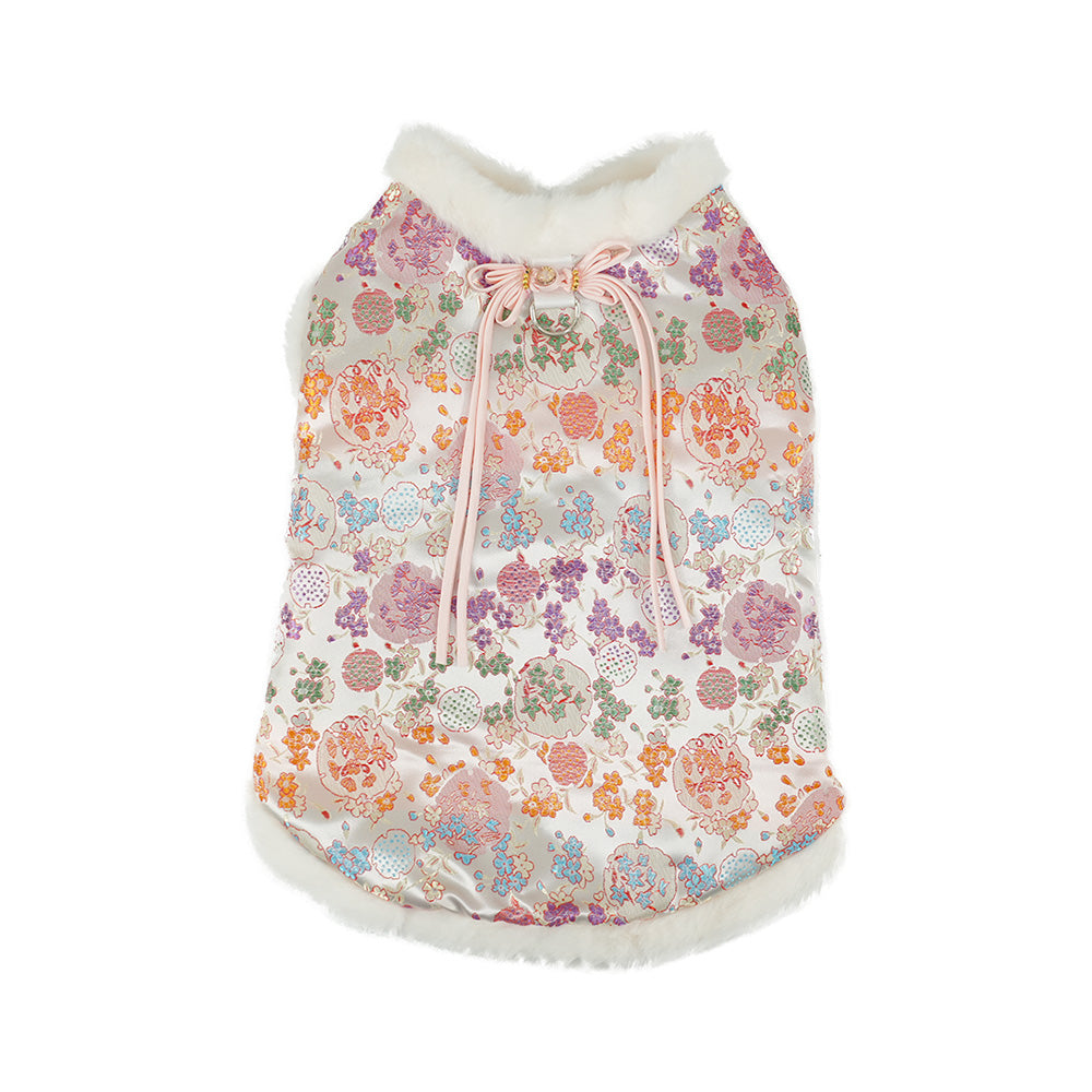 ぬくもりファーベストの春爛漫モデル。紫や橙の色鮮やかな和花が舞う光沢生地に、ふわふわの白いファーを組み合わせた。高級感のある和柄が愛犬の個性を引き立てます。