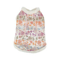 ぬくもりファーベストの春爛漫モデル。紫や橙の色鮮やかな和花が舞う光沢生地に、ふわふわの白いファーを組み合わせた。高級感のある和柄が愛犬の個性を引き立てます。