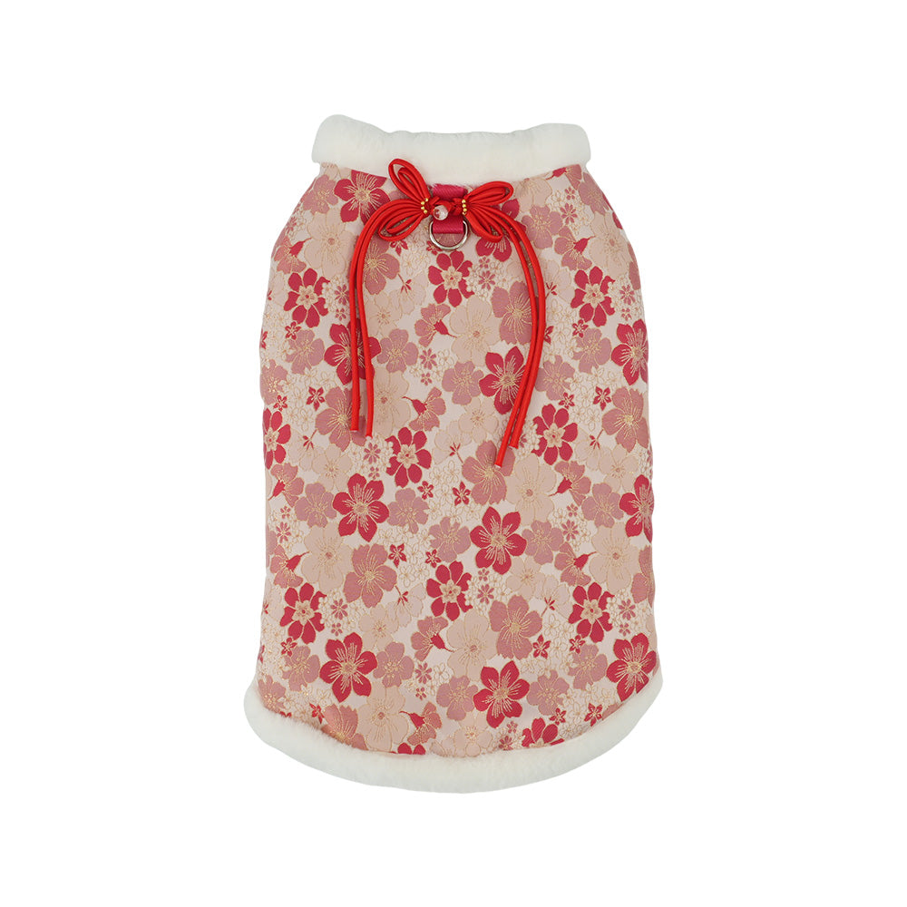 ぬくもりファーベストの祝い紅。晴れやかな赤い桜模様と真っ白なファーの紅白の対比が美しく、首元の赤いリボンが可愛らしさを添える、お正月にぴったりの和柄ベスト。