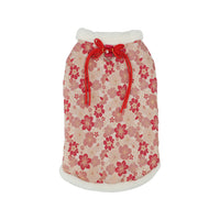 ぬくもりファーベストの祝い紅。晴れやかな赤い桜模様と真っ白なファーの紅白の対比が美しく、首元の赤いリボンが可愛らしさを添える、お正月にぴったりの和柄ベスト。