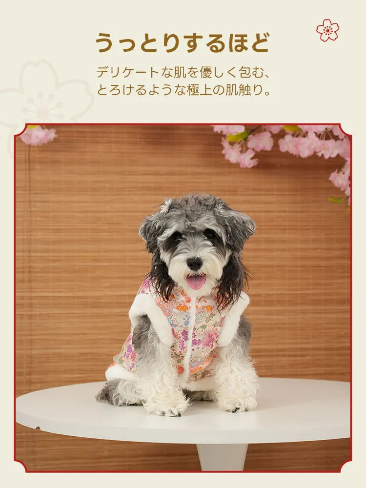 敏感肌の愛犬を優しく包む、とろけるような極上の肌触りのペット服。裏地の柔らかいフリースが摩擦を防ぎ、長時間着用してもストレスを感じさせない快適な設計です。