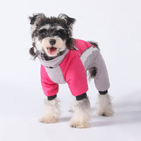 ローズ色のペット犬服ぬくぬくアウターのローズ着用例。足首のリブが風の侵入を防ぎ、立ち姿からもわかるスリムなシルエットで動きやすさと保温性を両立しました。