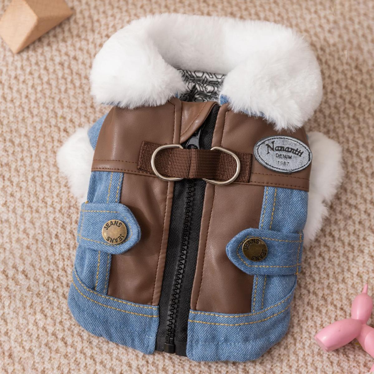 デニムとレザーの異素材MIXが際立つ背中開きの犬用服ブルー。