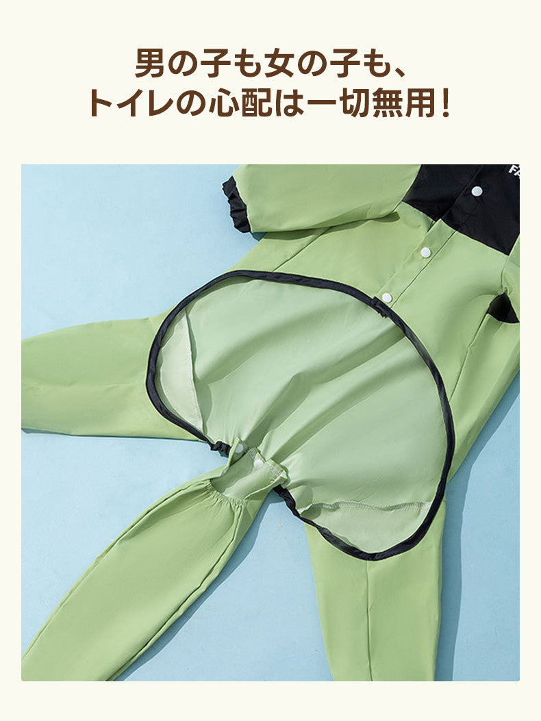 トイレの心配がいらない、股部分が大きく開いた犬用レインコート。おしっこやうんちの時も服を汚さず、着せたままスムーズに排泄できる便利な衛生設計です。