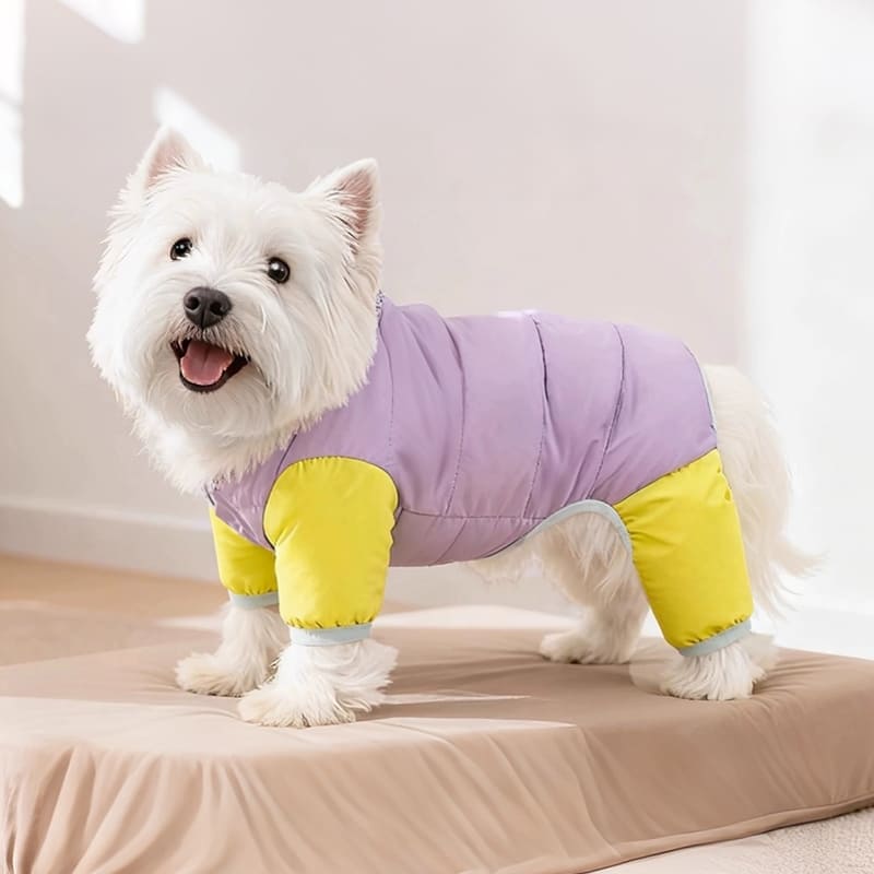 紫と黄色のバイカラーがおしゃれな犬用ダウンジャケット。お腹から足までフィットするロンパースデザインで、冷えやすい小型犬を暖かく包みます。
