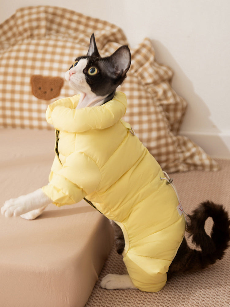 寒がりな猫ちゃんも暖かく過ごせる犬猫兼用の防寒つなぎ。お腹から足先までしっかり包み込み、冬の冷えからペットを守ります。