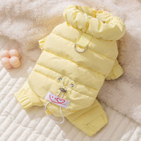 リードを直接装着できるDカン付きの犬用防寒着。鮮やかな黄色が見た目に暖かく、お尻のドローコードで冷気の侵入をしっかり防ぎます。