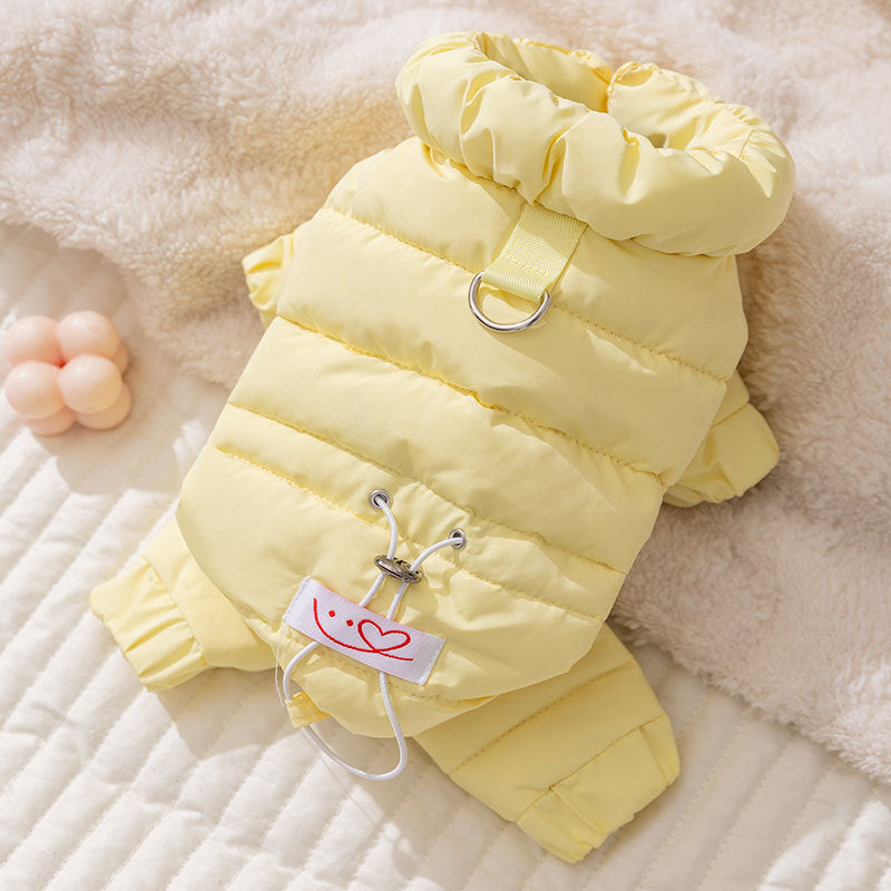 リードを直接装着できるDカン付きの犬用防寒着。鮮やかな黄色が見た目に暖かく、お尻のドローコードで冷気の侵入をしっかり防ぎます。