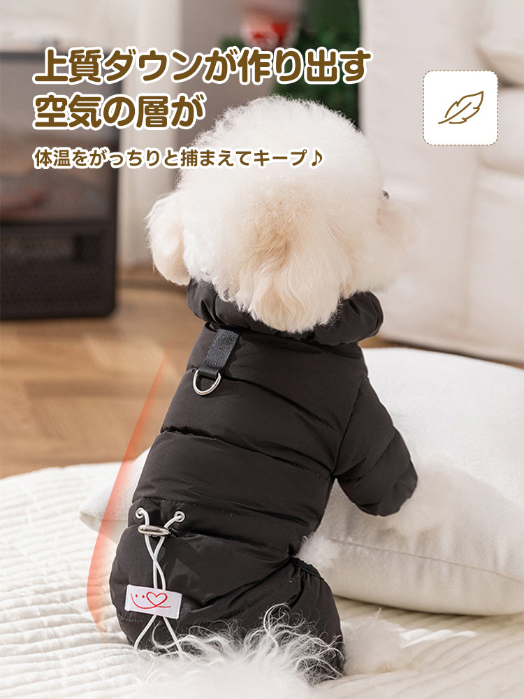上質な中綿が空気の層を作り体温を逃がさない高機能ドッグウェア。お尻の紐でサイズ調整も可能で、隙間風の侵入を徹底的に防ぎます。