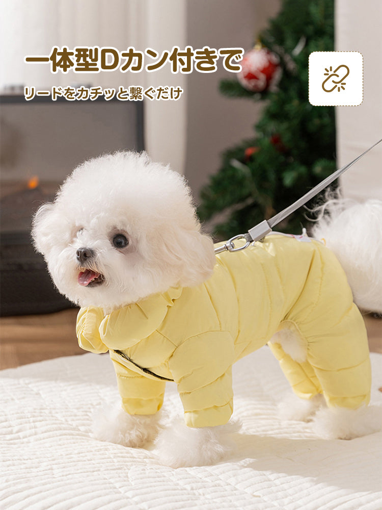 ハーネス不要の一体型Dカン付きで、リードを繋ぐだけの装着が簡単な犬用防寒着。足まで包むカバーオールタイプで脱げにくい仕様です。