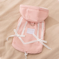 ピンク色と白のコントラストが可愛い、リボン付きフーディーの背面図。裾のドローコードで冷気を遮断できる、可愛さと防寒を兼ねた仕様。