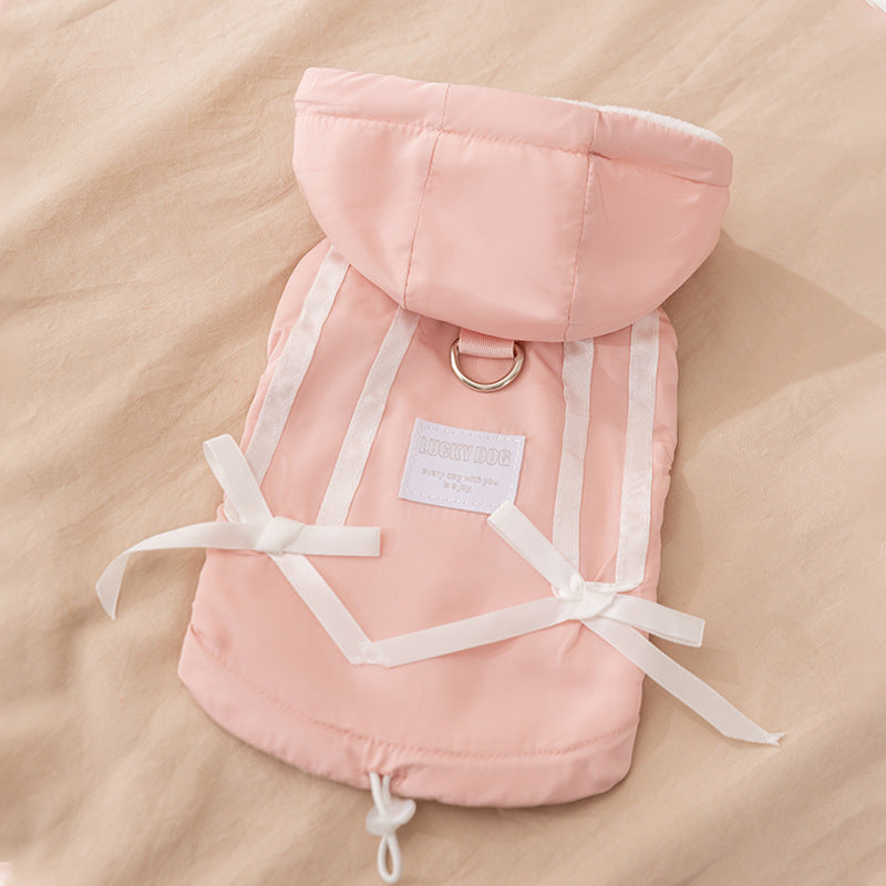 ピンク色と白のコントラストが可愛い、リボン付きフーディーの背面図。裾のドローコードで冷気を遮断できる、可愛さと防寒を兼ねた仕様。