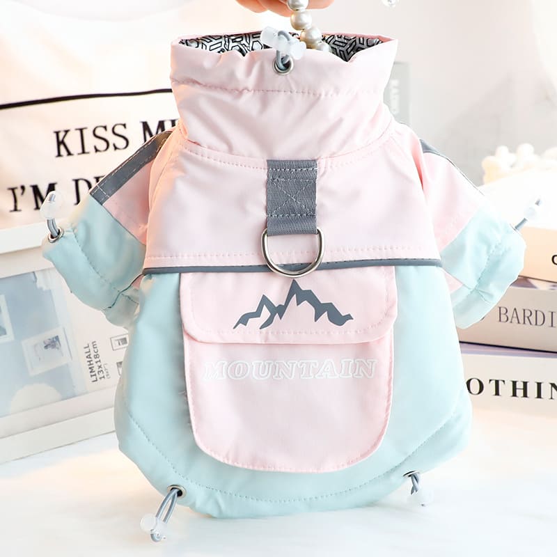 淡いピンクと水色のパステルカラー配色。金属製のDリングと袖口の絞り加工が施された、可愛らしいデザインの犬用防寒着。