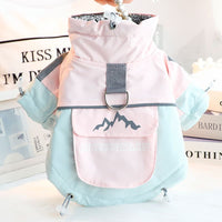 淡いピンクと水色のパステルカラー配色。金属製のDリングと袖口の絞り加工が施された、可愛らしいデザインの犬用防寒着。