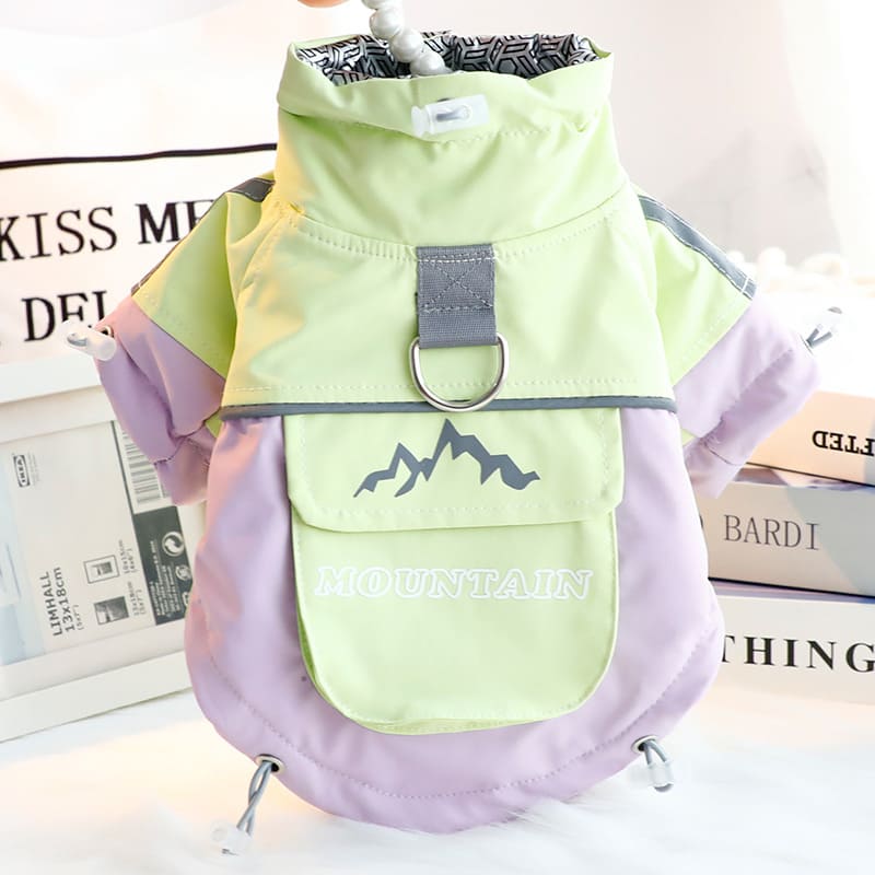 ライムグリーンとパープルの個性的なツートンカラー。首元の調節ドローコードと反射材を備えた、おしゃれな犬用アウター。