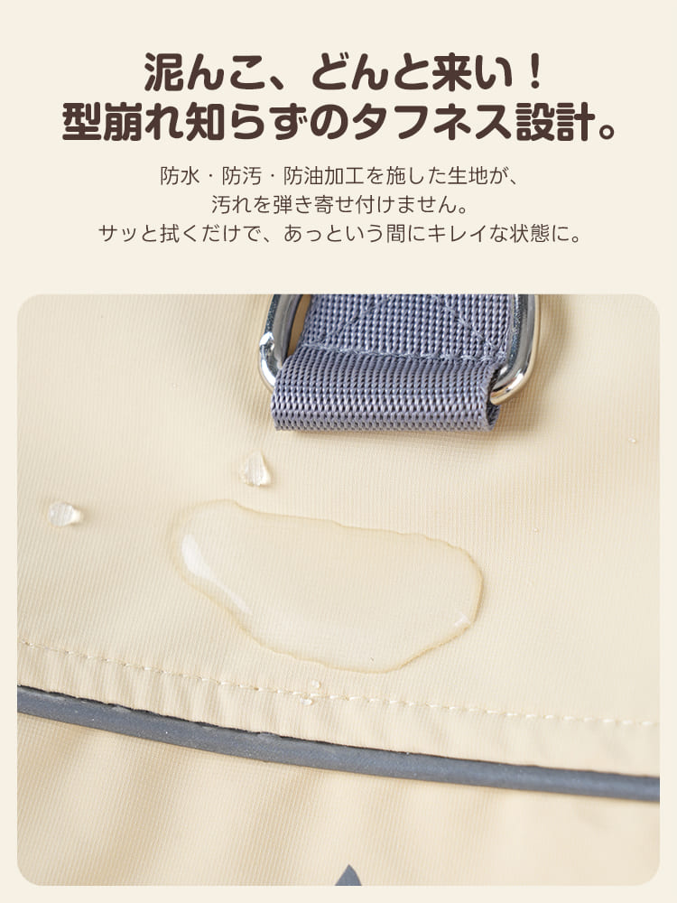 三重防水アウトドアジャケットの撥水テスト。水や汚れを寄せ付けず、型崩れもしない高耐久ポリエステル素材。