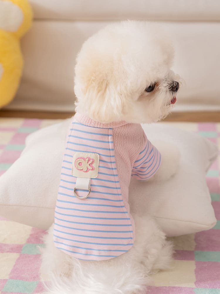 ハーネスなしで散歩に行ける一体型Dカンを装備し、愛犬の負担を減らしつつ背中もおしゃれに見せる機能的なピンクのウェア。