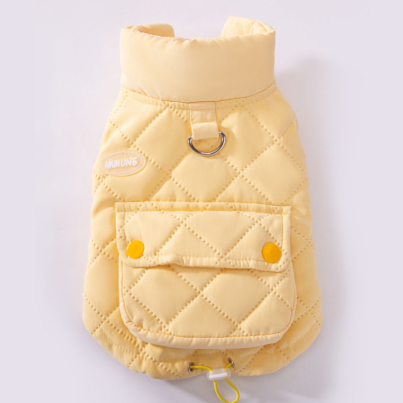 犬用キルティングベスト(イエロー)。背中にリードフックが付いた便利なデザインで、小型犬の冬のお出かけを暖かくサポートします。