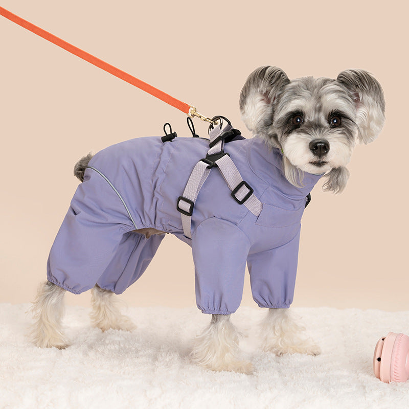 パープル色のハーネス一体型犬用レインウェア。機能的な防水素材を使用しつつ、雨の散歩をファッショナブルに楽しむための人気カラーです。