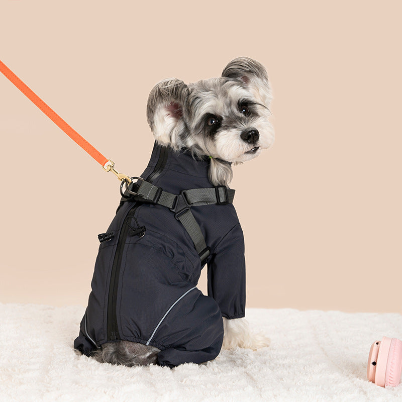 背中のジッパーで大きく開く着せやすい犬用レインウェア(ダークグレー)。リード装着部が一体化しており、準備の手間を減らす機能的でシックなデザイン。
