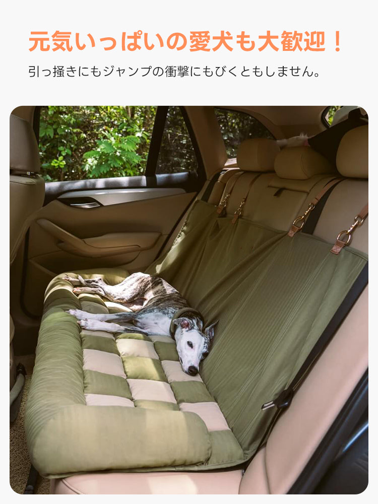 「元気な愛犬のジャンプや引っ掻きにもびくともしないPETTENAペット用カーシート。衝撃に強く丈夫なため、アクティブな犬とのドライブも安心です。」