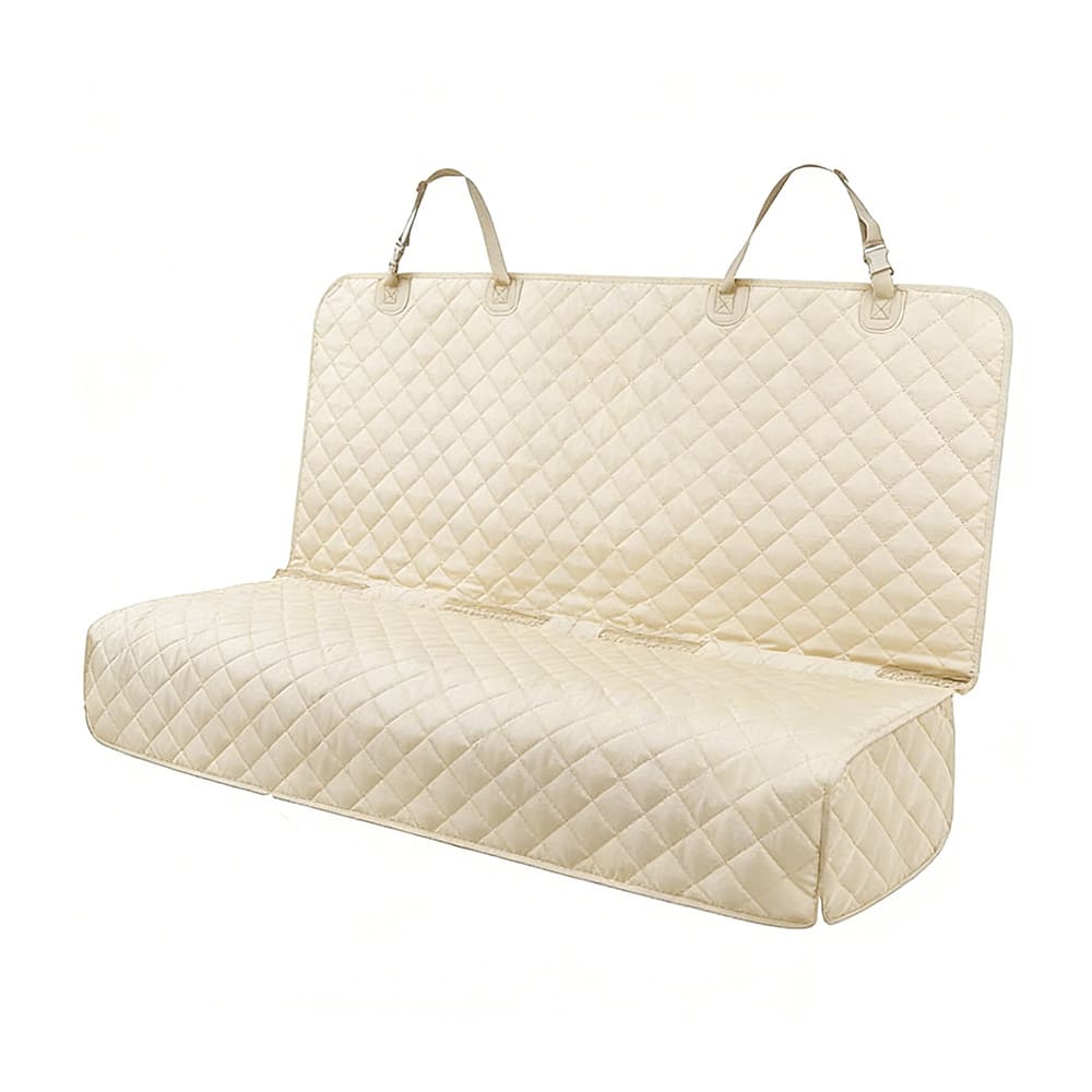 アイボリーのダイヤ型キルティングが美しいペット用ドライブシート。ヘッドレスト固定用の調整ストラップと、座席の側面までカバーするサイドフラップが付いた清潔感のあるデザイン。