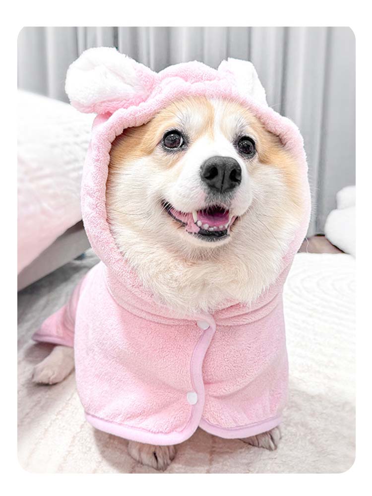 通気性の良いマイクロファイバー素材が顔周りも優しくガード。お風呂上がりの湯冷めを防ぎつつ、愛犬の可愛さを最大限に引き出す。