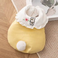 うさぎの刺繍とフリル襟が特徴的なイエローの犬猫兼用ベスト。表面に風合いのある生地を使用し、細部まで凝ったデザインが愛犬・愛猫の可愛さを最大限に引き出します。