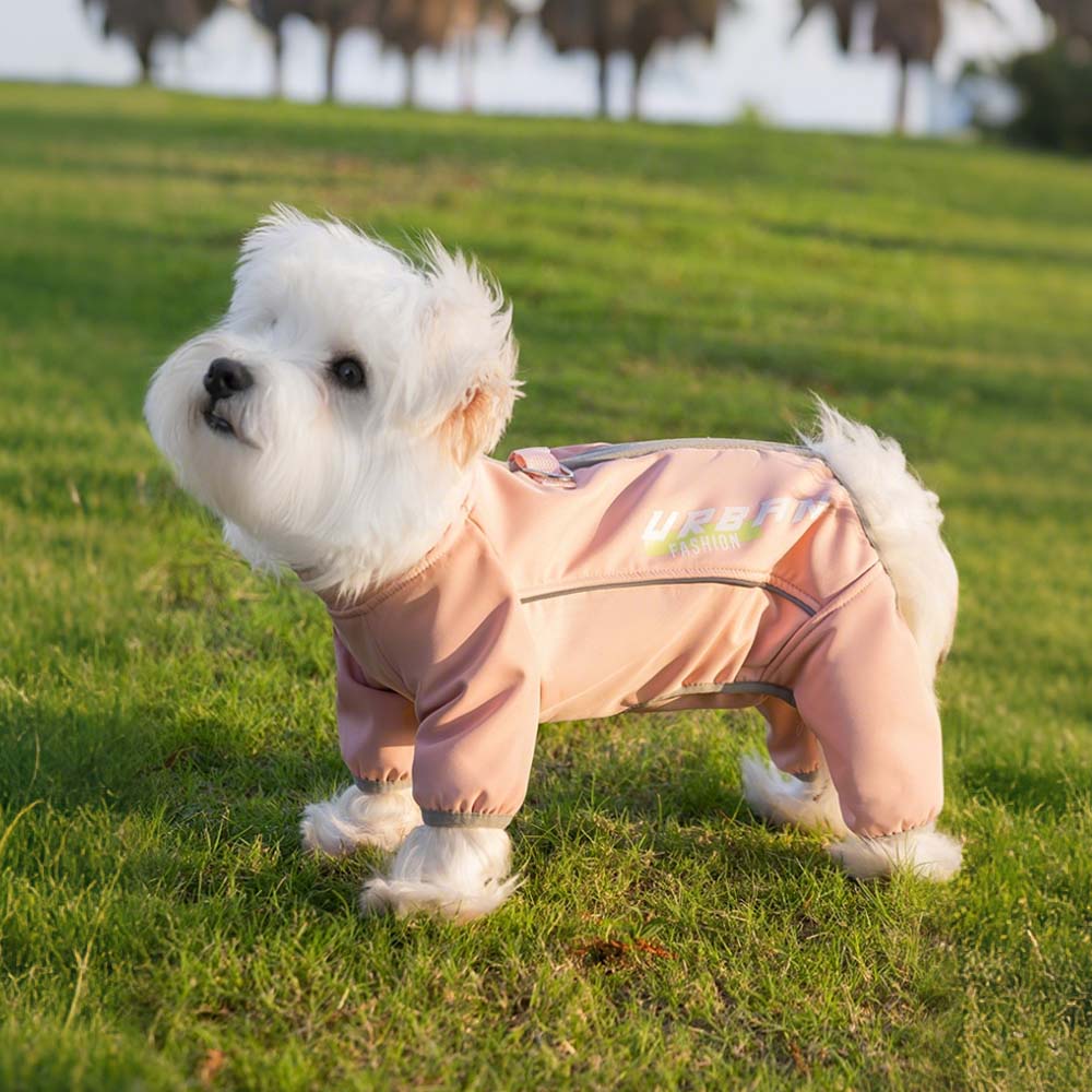 手足までしっかり覆うフルカバータイプの犬用レインコート兼用防寒着。袖口の絞りが泥跳ねを防止し、伸縮性のある素材がアクティブに動く愛犬の全身を寒さからガードする。