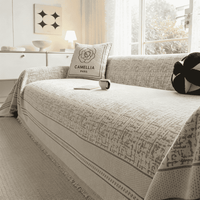 爪とぎ防止機能を持つPETTENAソファカバーのグレー。汚れや傷から守りつつ、部屋を広く見せる明るい色合いでどんなインテリアにも馴染む。