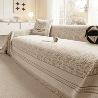 PETTENA Selectの幾何学模様ベージュソファカバー。置くだけでリビングがおしゃれに決まり、コーヒーを飲みながら愛犬と過ごすリラックスタイムに最適。