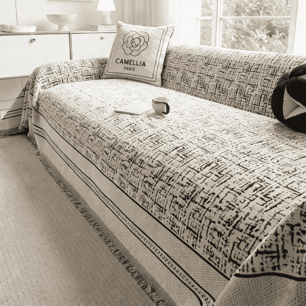 クールなブラック色が特徴の爪とぎ防止ソファカバー。落ち着いた色味は汚れが目立ちにくく、愛犬・愛猫との暮らしに実用性とデザイン性をプラス。