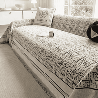 クールなブラック色が特徴の爪とぎ防止ソファカバー。落ち着いた色味は汚れが目立ちにくく、愛犬・愛猫との暮らしに実用性とデザイン性をプラス。