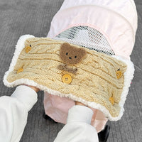 e 優しいベージュのケーブルニットにブラウンのクマをあしらったナチュラルなデザイン。木製ボタンとの相性も抜群で、温かみのある手元を演出します。