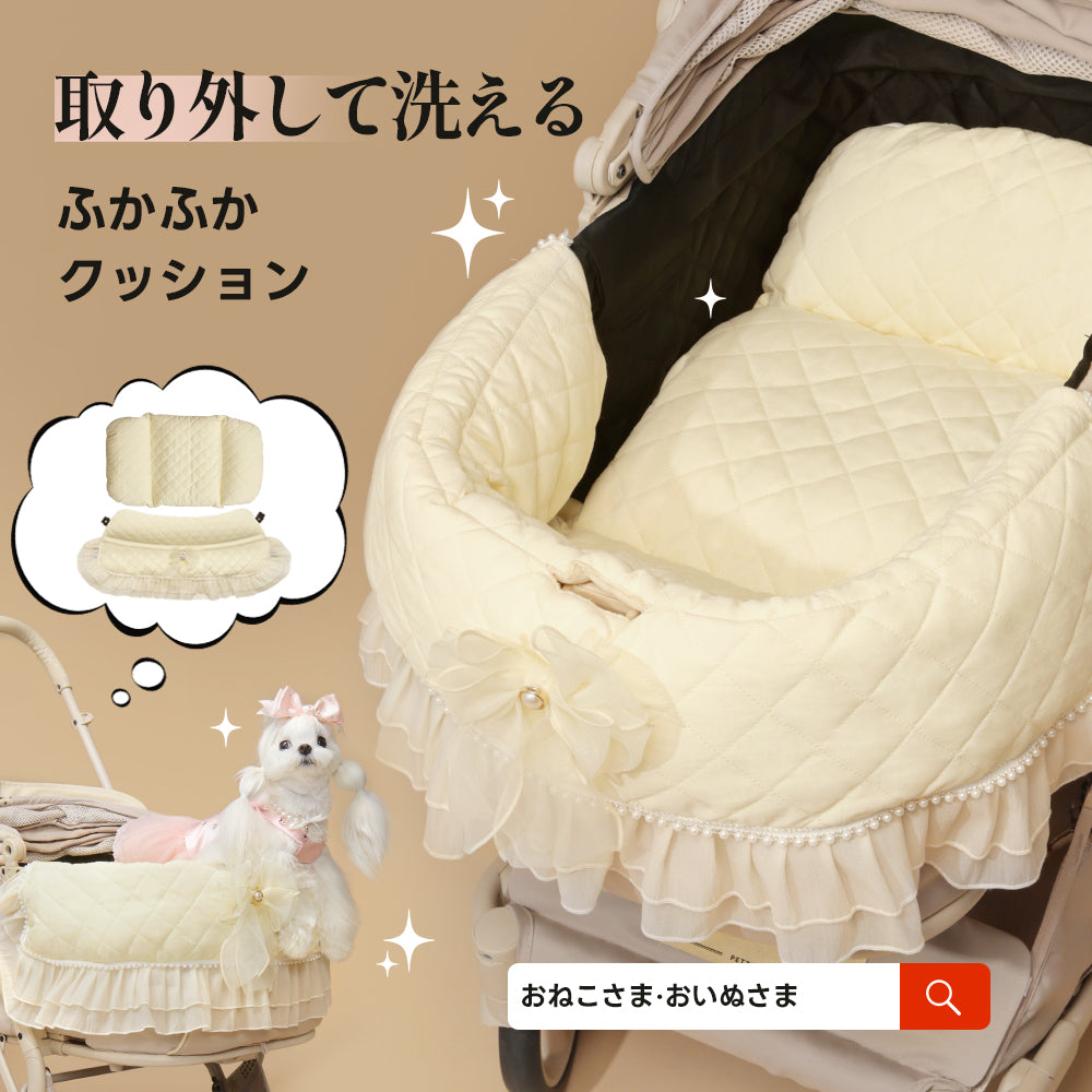 pettena プリンセス風2点セット「ふかふかクッション」の文字と、ベージュのカバーに包まれた枕とマットのセット画像。犬が心地よさそうにカートに乗っています。カバーを取り外して丸洗いできる、衛生的な仕様を示しています。