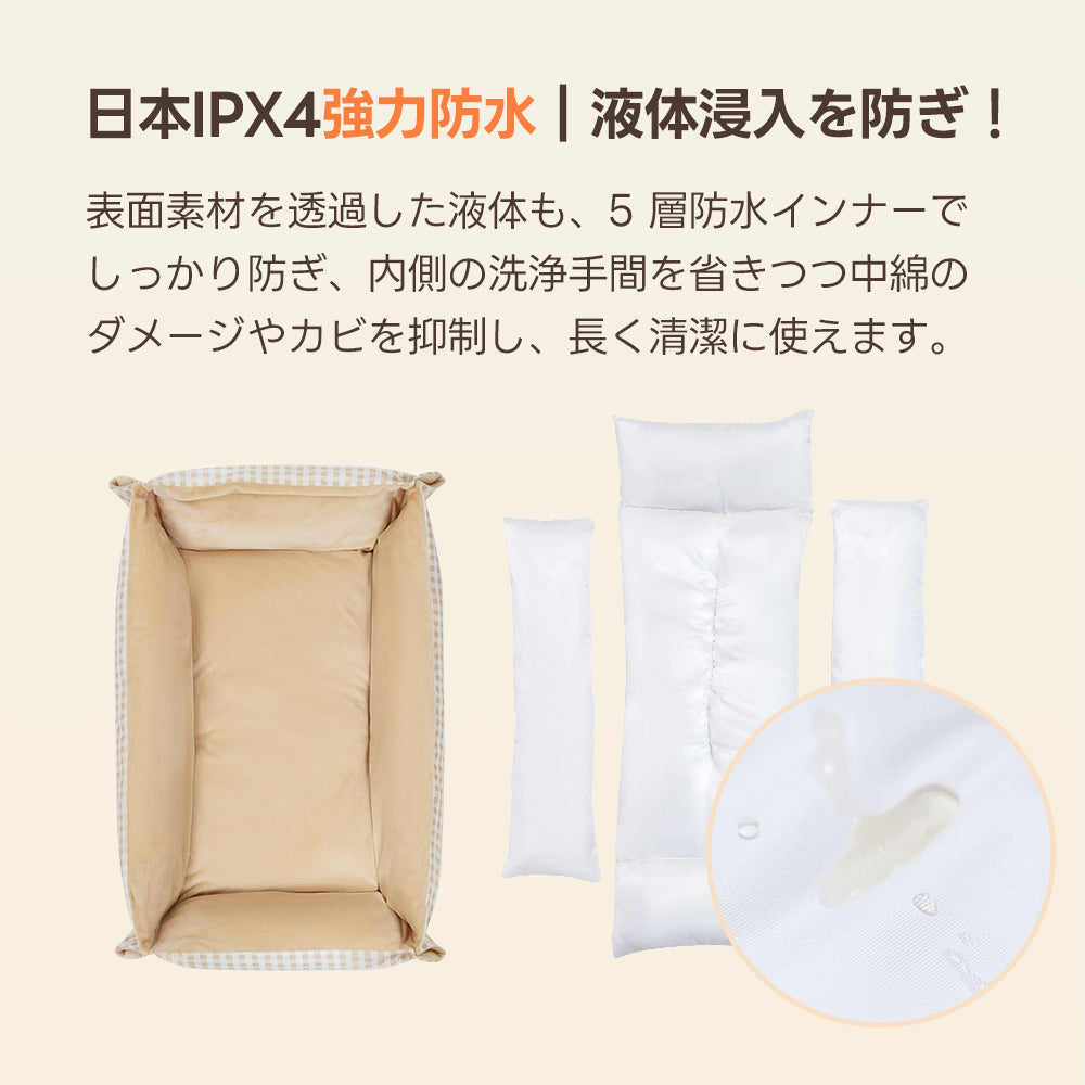 クッション内部の白い中綿パッドに水滴が弾いている様子。5層の防水インナーが表面を透過した液体をしっかり防ぎ、内部への浸透をブロックしています。