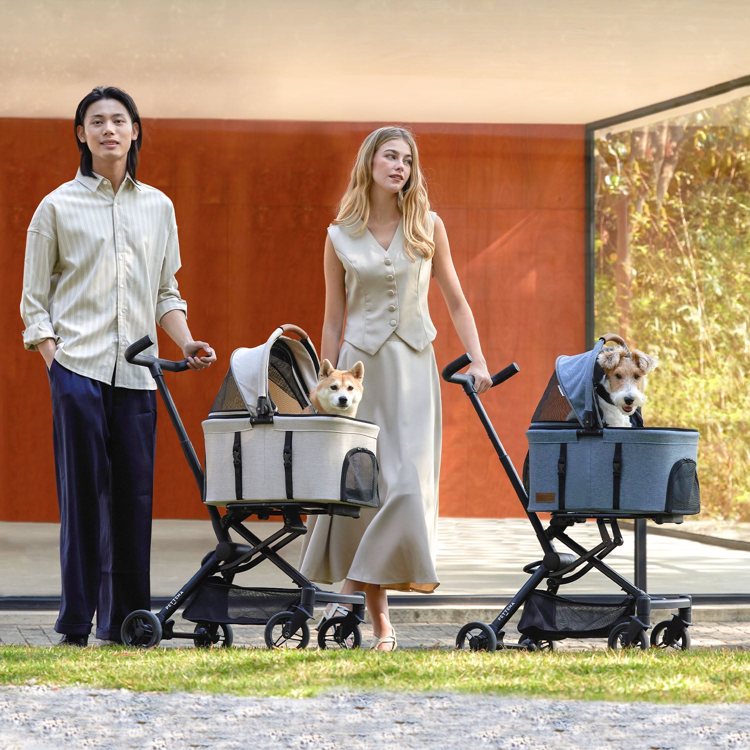 PETTENA小型犬用軽量コンパクトペットカートPETITEカーキ色とブルー色で夫婦が犬と散歩する写真