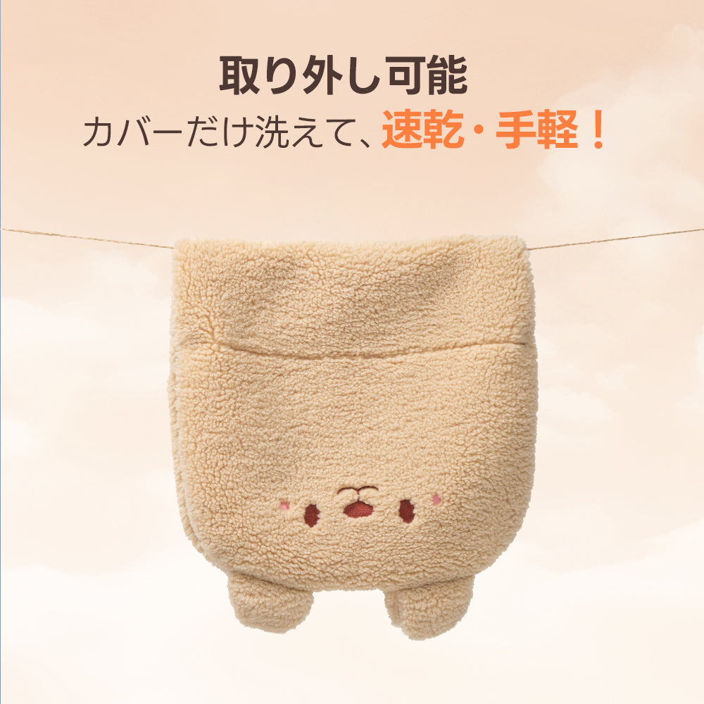 PETTENA 保温クマクッション 晴れた空の下、洗濯ロープに干されたベージュのクマ型クッションカバー。本体から外して丸洗いし、乾燥させている様子。