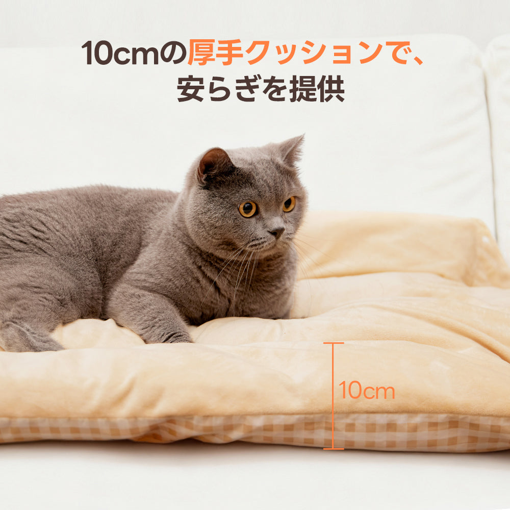 10cmの極厚クッションが地面の冷気や硬さを遮断。カート内だけでなく、お部屋での安らぎのベッドとしても使える多機能な高反発マット。