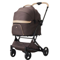 PETTENA MILOU Small Saiz 深みのあるモカ色の布地に、ベージュのレザー縁取りが施されたペットカート。黒い細身のフレームと、持ち手部分のベージュ色のカバーが対照的で、底部には大きな黒い収納網と4つの車輪が付いている。