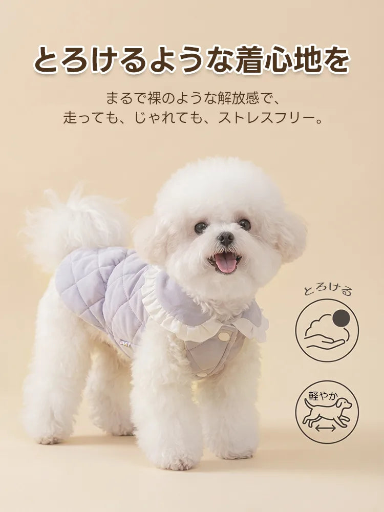 白いふわふわの犬がパープルのキルティングワンピースを着用。とろけるような柔らかい質感と軽量設計を表現したアイコンが添えられ、着用したまま自由に動けるストレスフリーな着心地を強調したビジュアルです。
