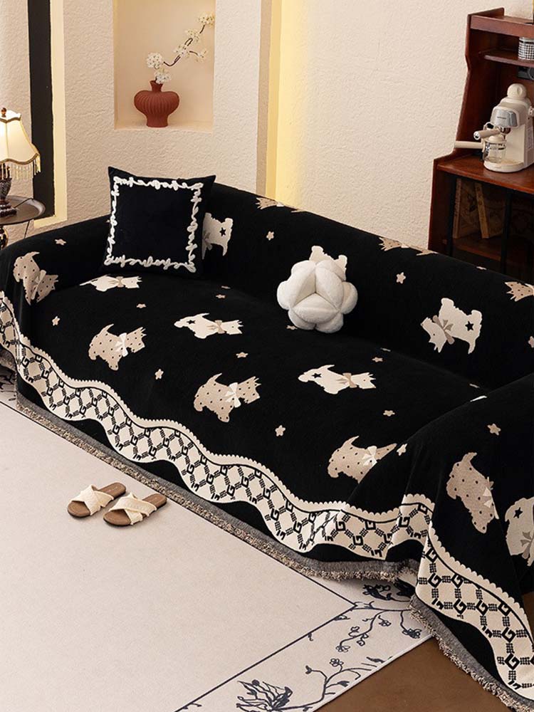 PETTENA Selectの爪研ぎ防止ソファカバー（ブラック）。愛らしい犬のモチーフとモダンな色合いが調和し、家具の保護とおしゃれな部屋作りを同時に実現します。