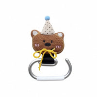 ペットカートでお散歩中のおしゃれなアニマル荷物フック。ふわふわのクマと犬のぬいぐるみ付きバギーフック